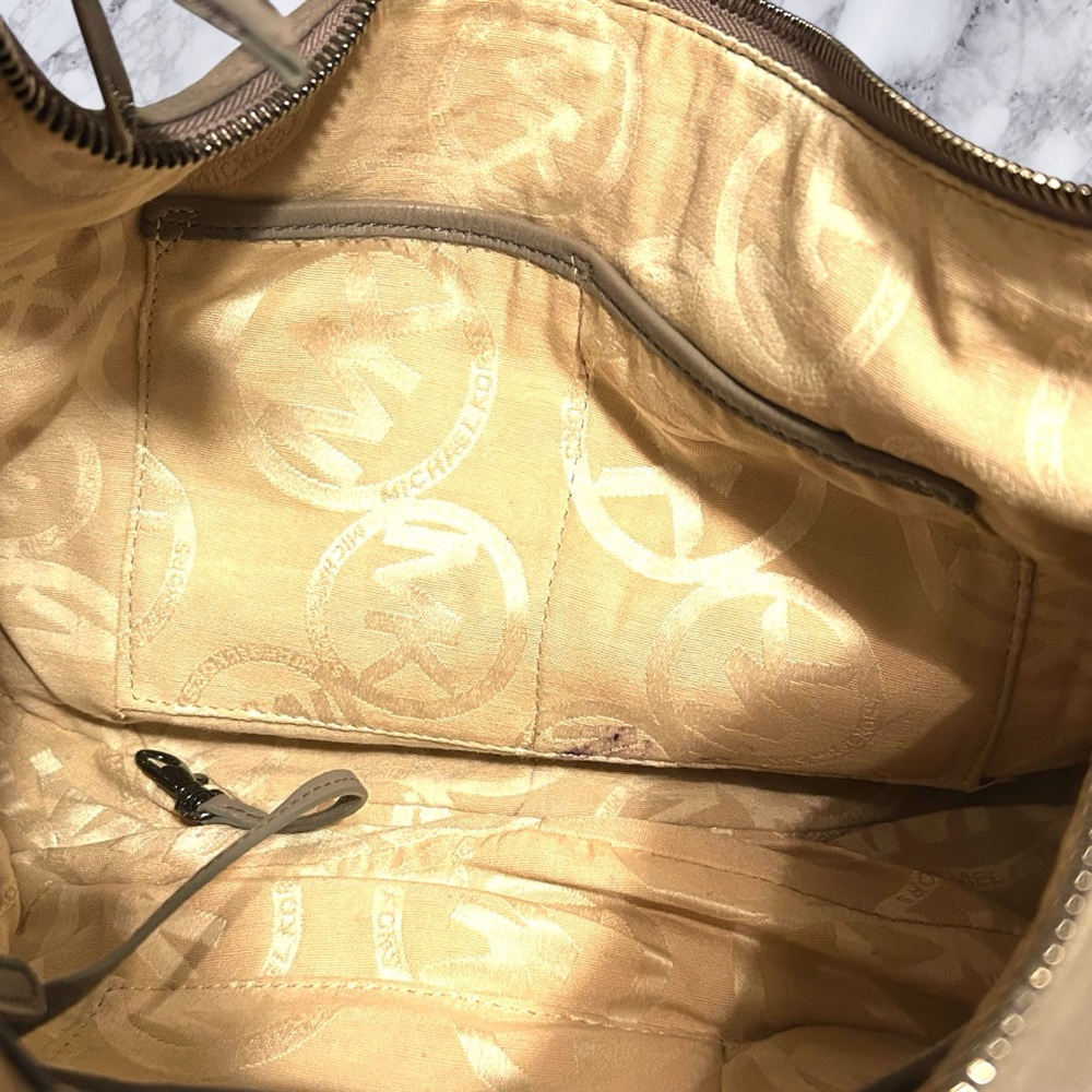 Michael Kors Purse Bag Beige Gray Pebbled Studded Roomy Large Zipper - Picture 6 of 11